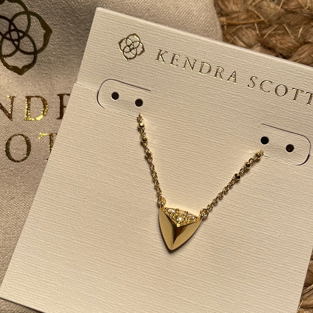 New Kendra Scott Perry Necklace in Gold. Comes with dustbag and gift box.